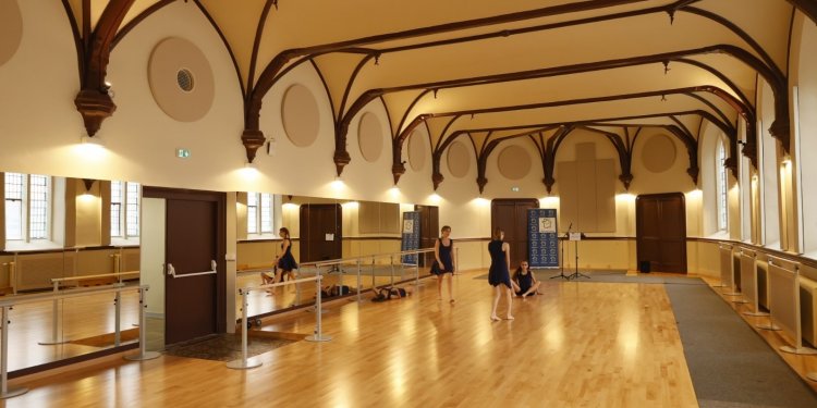 Un studio de danse au sein de la chapelle du lycée Corot de Douai